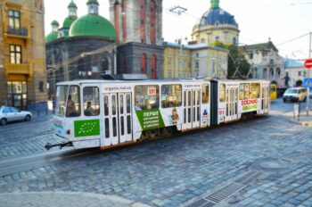 Якою буває реклама на транспорті