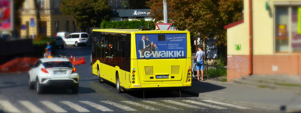 Реклама на задніх вікнах автобуса 
